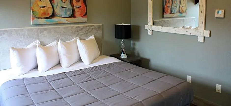 Price Pointe Inn