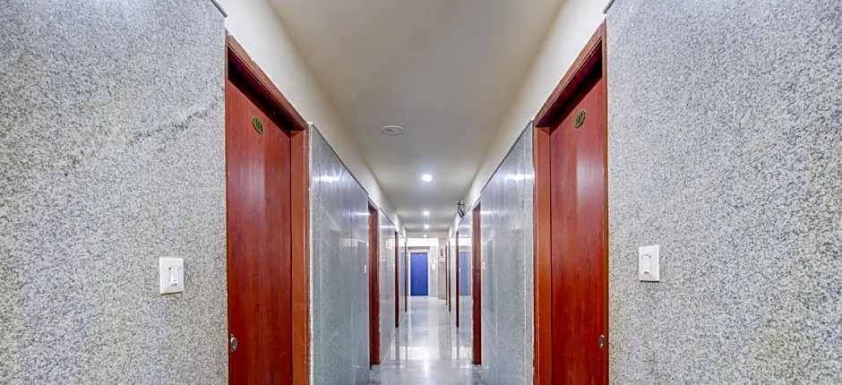 Super Hotel O NAR Comforts Near KSR Railway station