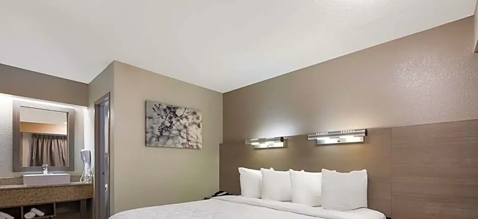 Red Roof Inn PLUS+ Chicago - Naperville