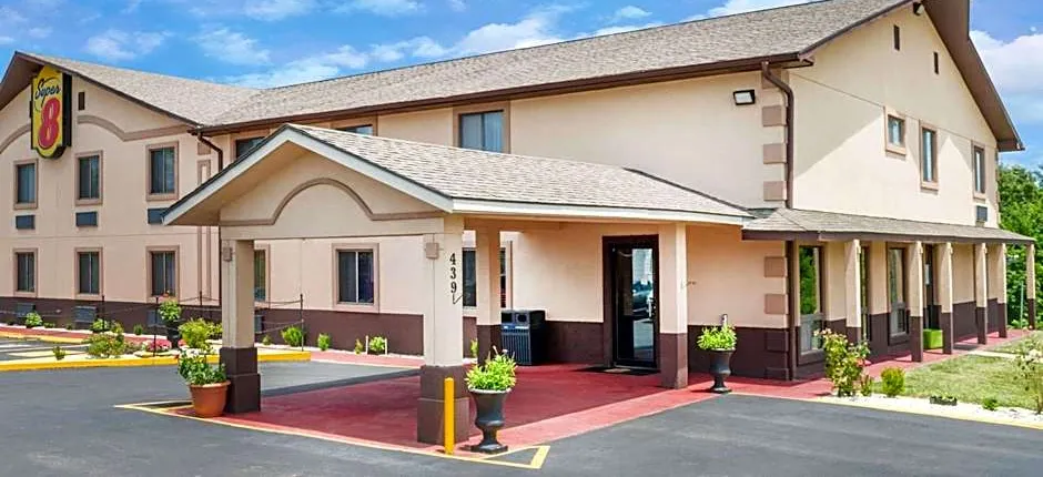 Super 8 by Wyndham Warrensburg