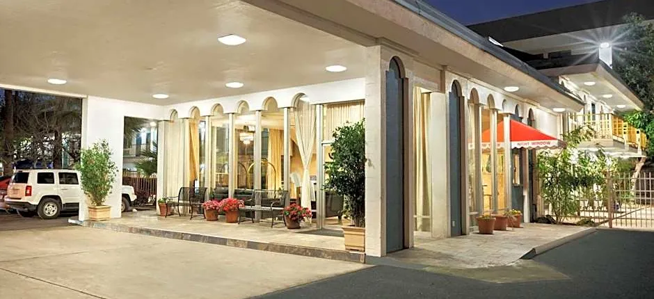 Travelodge by Wyndham Bakersfield