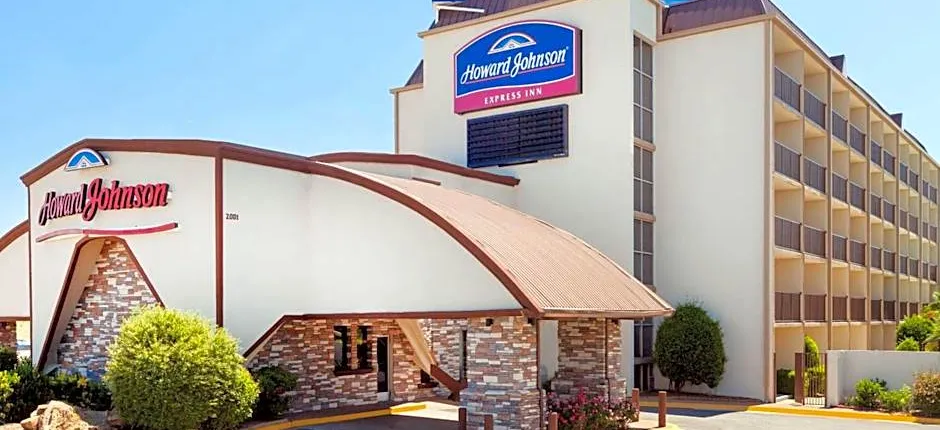 Howard Johnson by Wyndham Arlington Ballpark / Six Flags