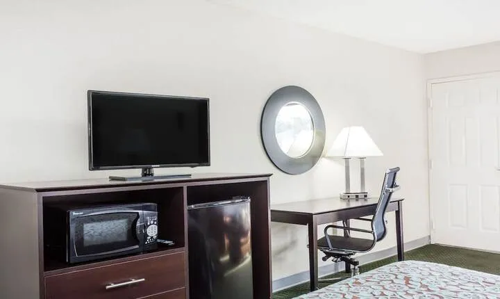 Days Inn by Wyndham Hendersonville