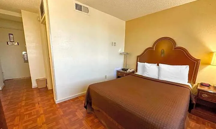 Golden Green Hotel by OYO Charlotte