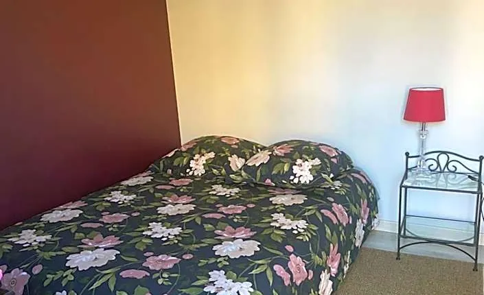 Proche du centre , au calme, Chambre indépendante avec Salle de bains -Petit déjeuner-Grande Terrasse