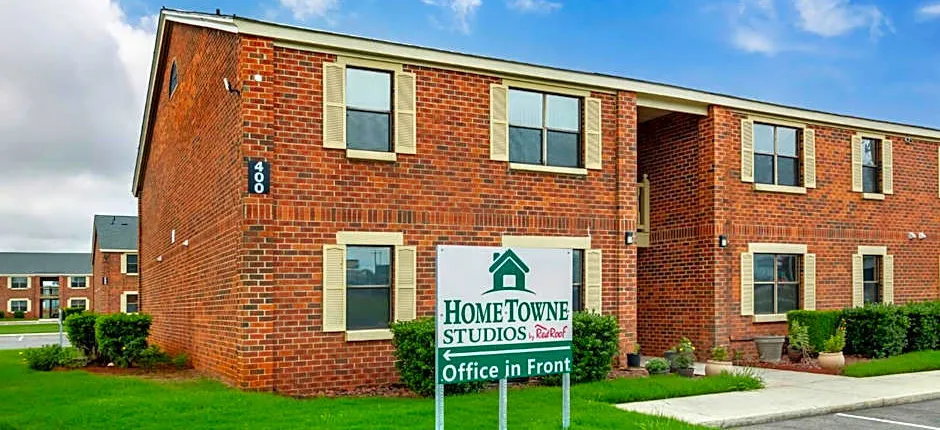HomeTowne Studios by Red Roof Huntsville - Madison