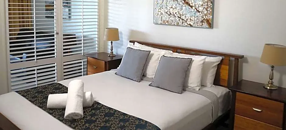 Airlie Seaview Apartments
