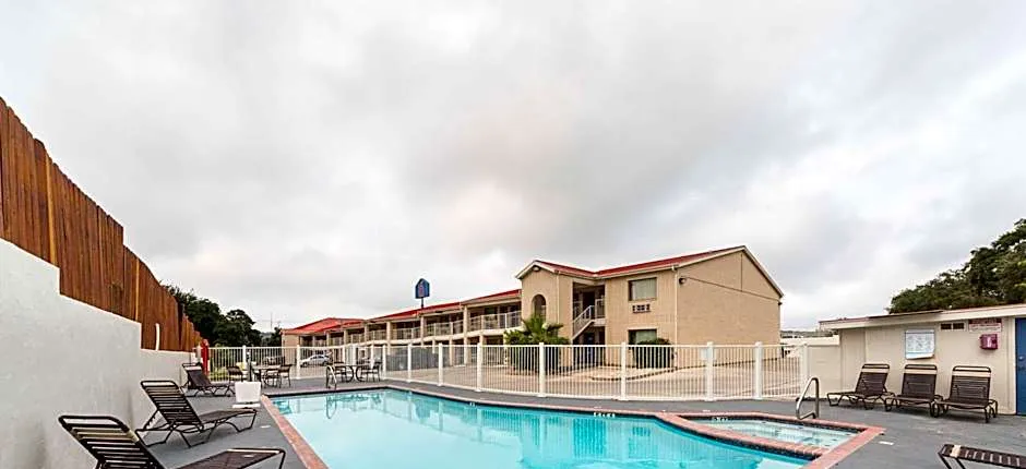 Motel 6-San Antonio, TX - Fiesta Trails