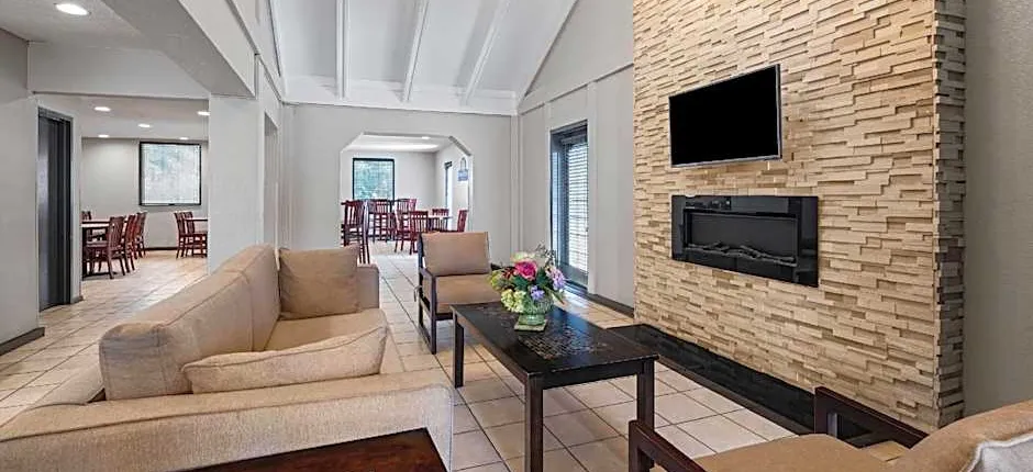 Days Inn by Wyndham College Park Airport Best Road