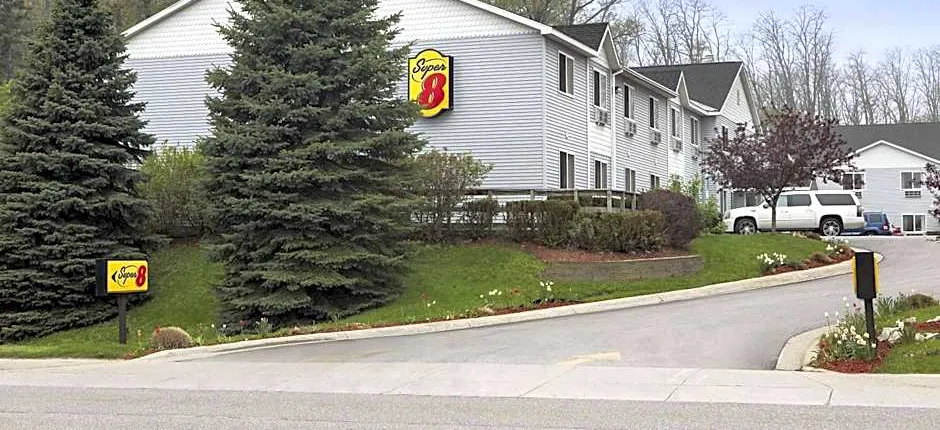 Super 8 by Wyndham Manistee