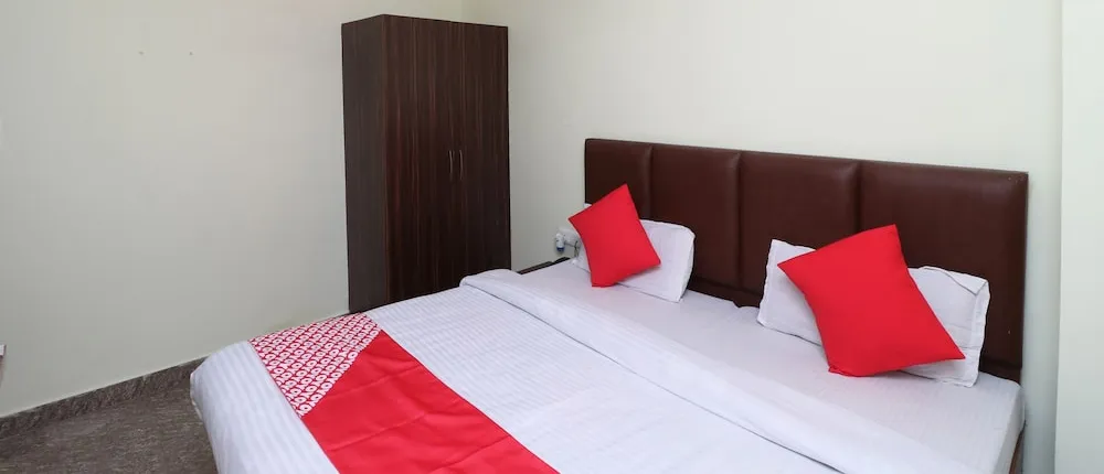 OYO 29716 Hotel Paras