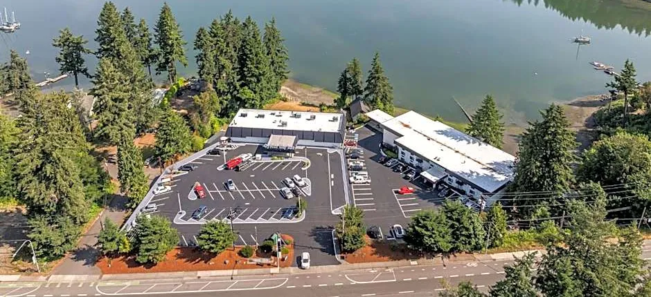 Oyster Bay Inn & Suites