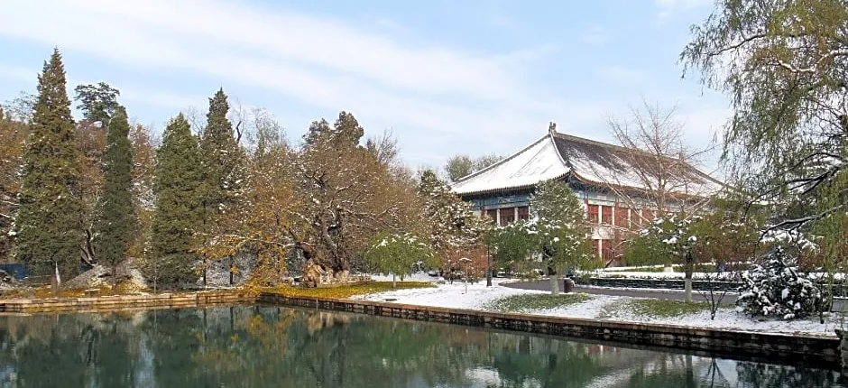 Red Apple Express Hotel (Central University of Finance and Economics Dazhongsi Subway Station)
