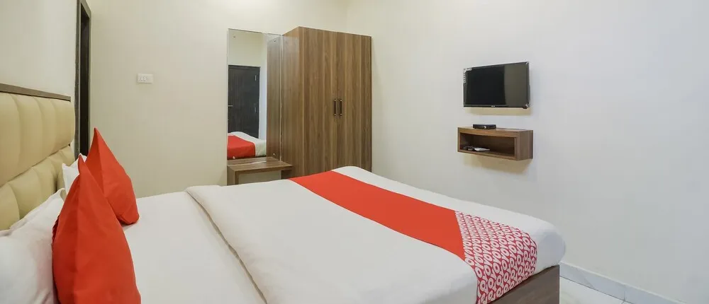 OYO 28789 Hotel Adarsh