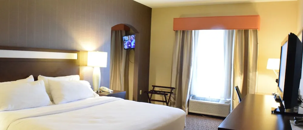 Holiday Inn Express Hotel & Suites Watertown-Thousand Island
