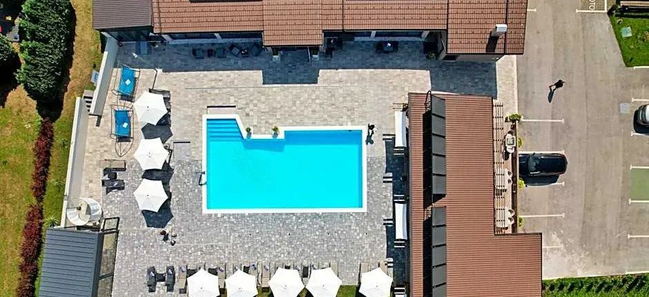 16 Lakes Hotel