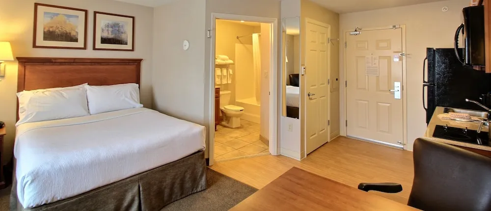Candlewood Suites Milwaukee Airport, an IHG Hotel