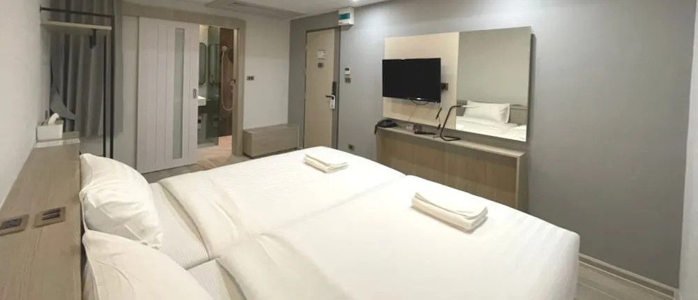 The Riski Hotel at Bangphlat Station