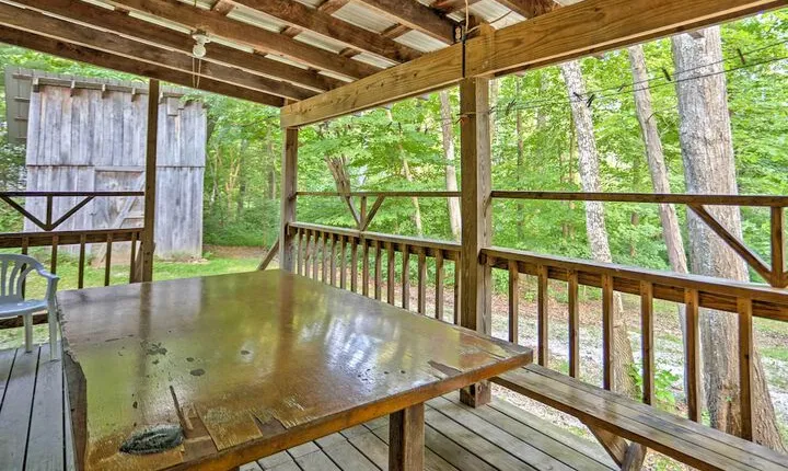 Rustic Taswell Cabin: Grill + Walk to Patoka Lake!