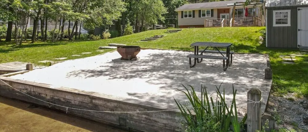 Lakefront Getaway 4 Bedrooms 2 Baths