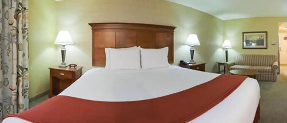 Holiday Inn Express & Suites Bloomington, an IHG Hotel