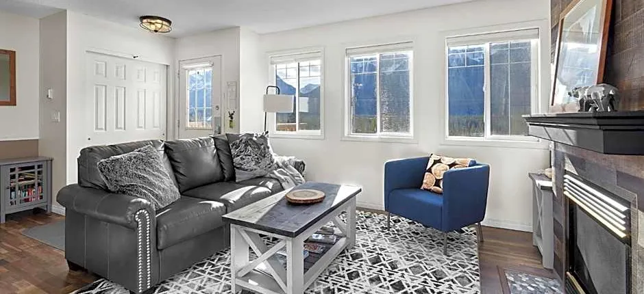Mountain Gate - Pet Friendly 2BR w Mountain Views and open hot tub