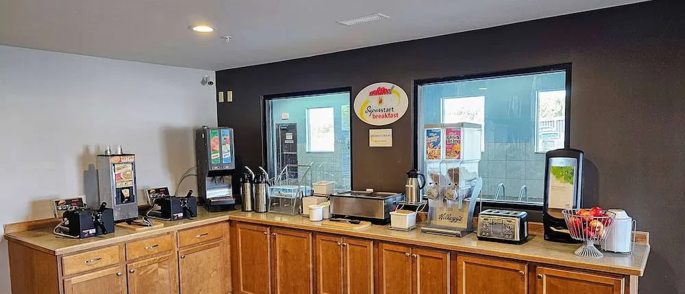 Super 8 by Wyndham Cloverdale IN
