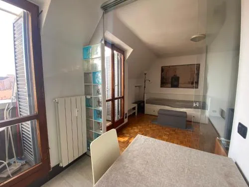Porta Venezia, monolocale con vista sui tetti