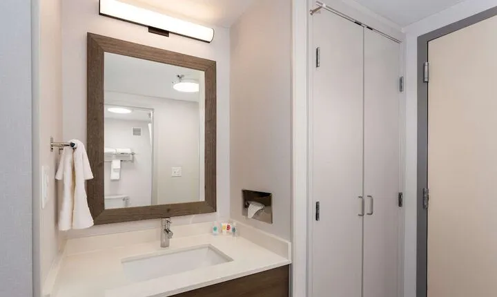 Comfort Inn & Suites Buffalo Airport