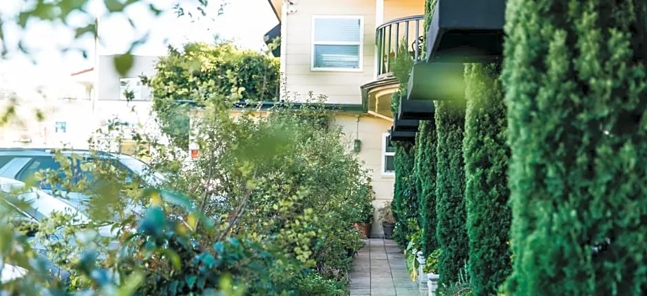 Seaside Laguna Inn & Suites