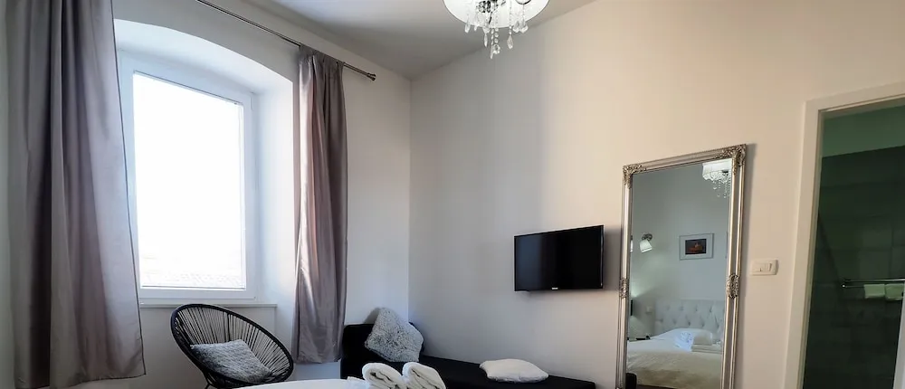 Captain Emo City Apartments