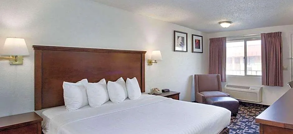 MorningGlory Inn & Suites