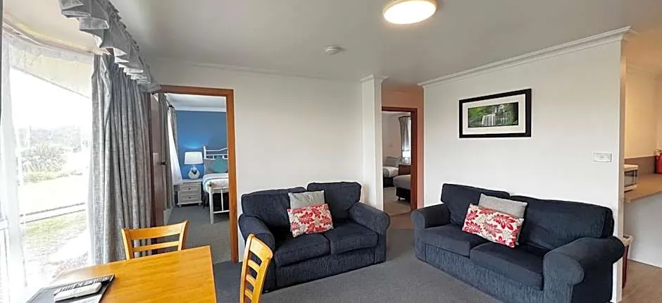 Regatta Point Tavern & Holiday Villas