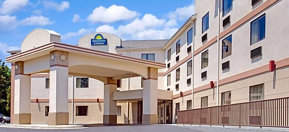 Days Inn & Suites by Wyndham Laurel Near Fort Meade