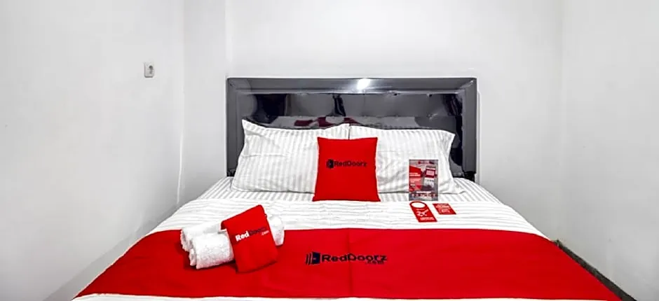 RedDoorz Syariah near Galeria Mall Yogyakarta