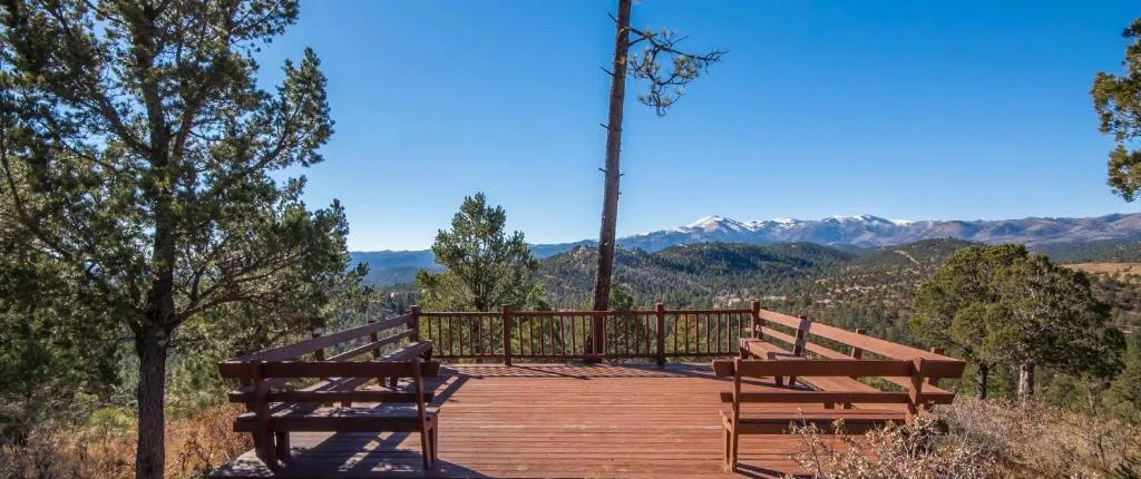 Blue Lake Lodge, 7 Bedrooms, Sleeps 18, Pet Friendly, Hot Tub, Views
