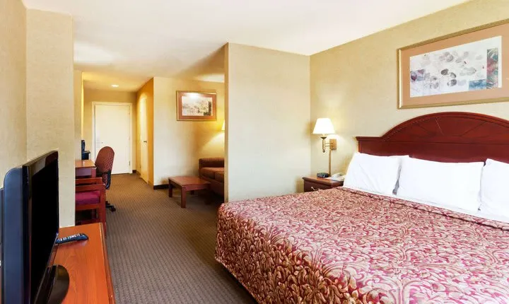 Days Inn & Suites by Wyndham Wynne
