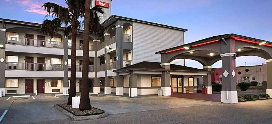 Red Roof PLUS+ Galveston - Beachfront