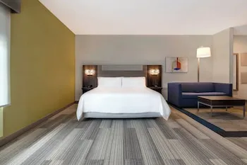 Holiday Inn Express & Suites Glendale Downtown