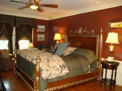 Breeden Inn Cottages & Retreat on Main