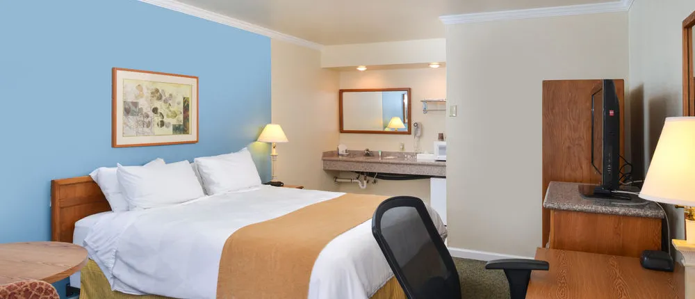 Edgewater Inn And Suites