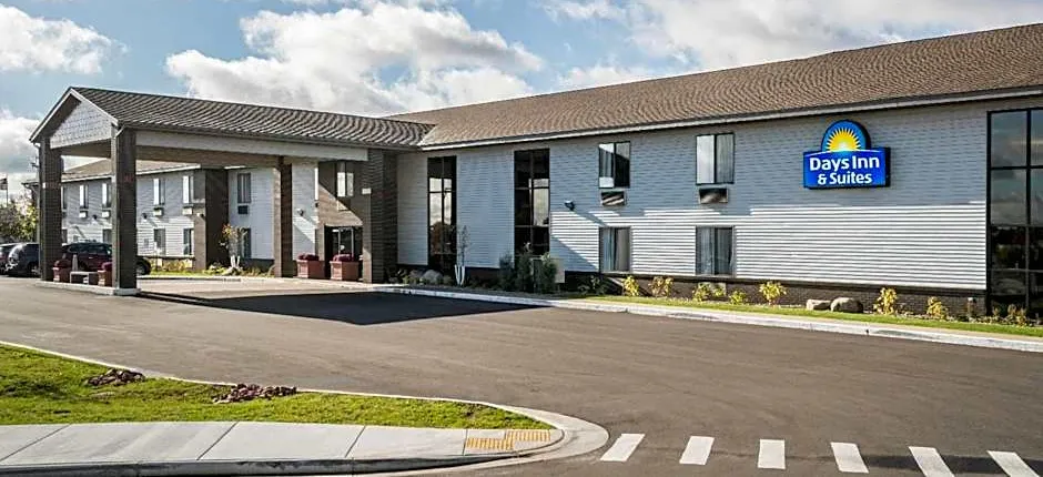 Days Inn & Suites by Wyndham Wausau