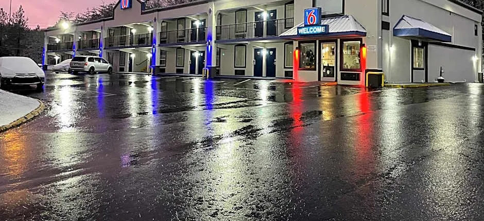 Motel 6 Kingston