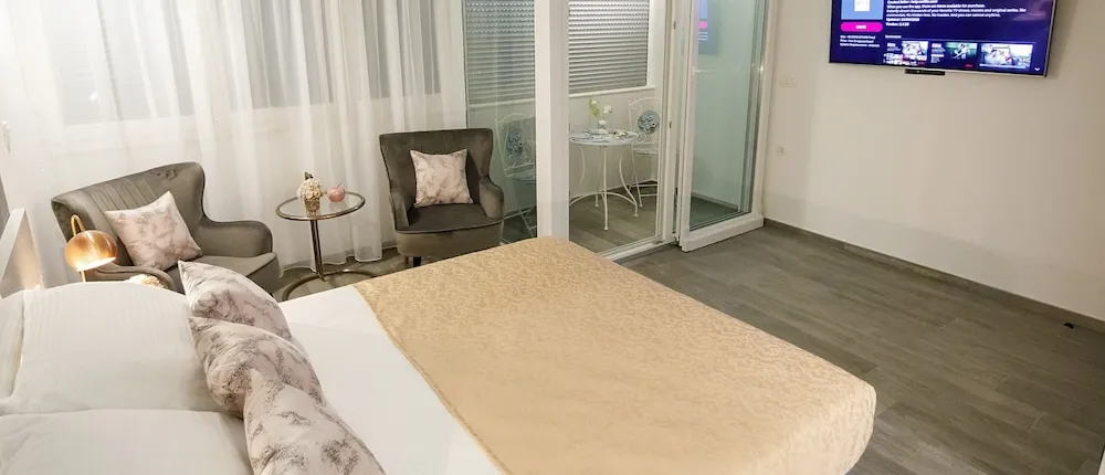 Rose Gold Rooms & Studio With Balcony