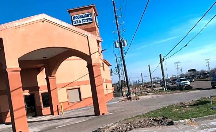 Moonlight Inn & Suites