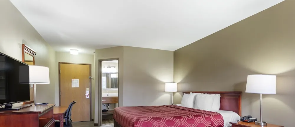 Econo Lodge Inn and Suites Dickson TN