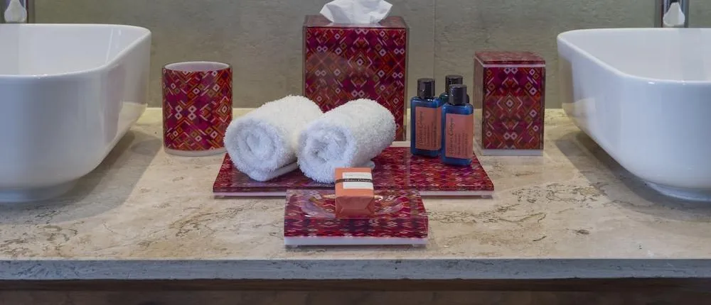 THE FIVES DOWNTOWN HOTEL AND RESIDENCES, CURIO COLLECTION BY HILTON