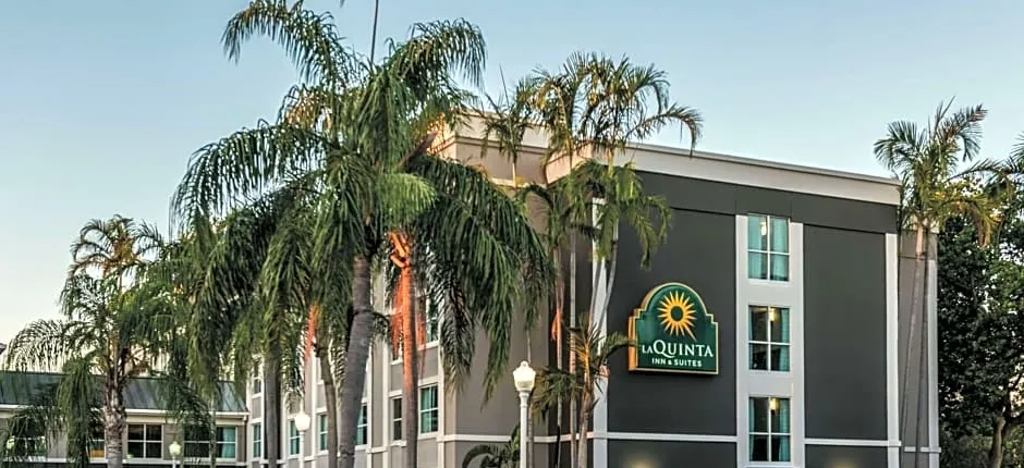 La Quinta Inn & Suites by Wyndham Plantation At Southwest 6th Street