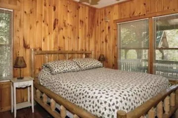 Carries 4 Bedrooms 2.5 Baths, Sleeps 12 Cabin by RedAwning
