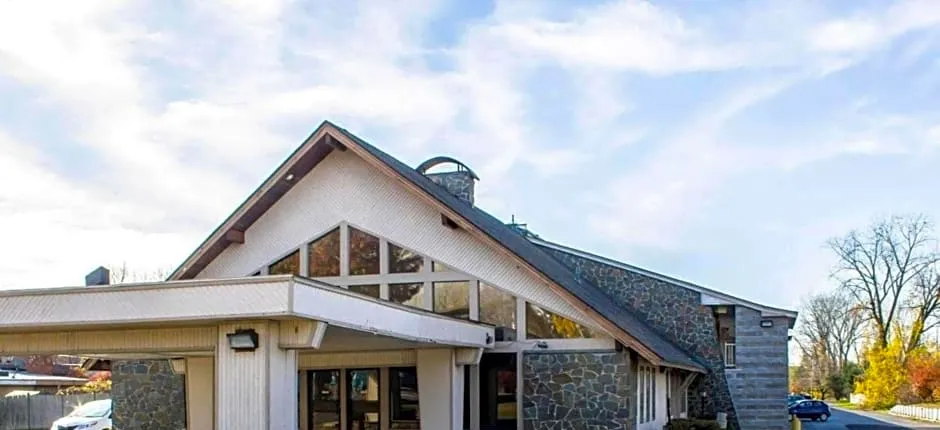 Econo Lodge Inn & Suites Colonie Center Mall